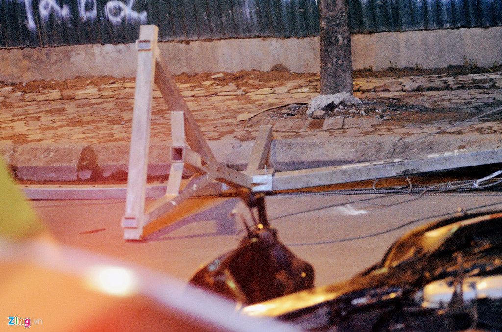 Hiện trường vụ khung sắt công trình rơi đè chết cô gái đi đường