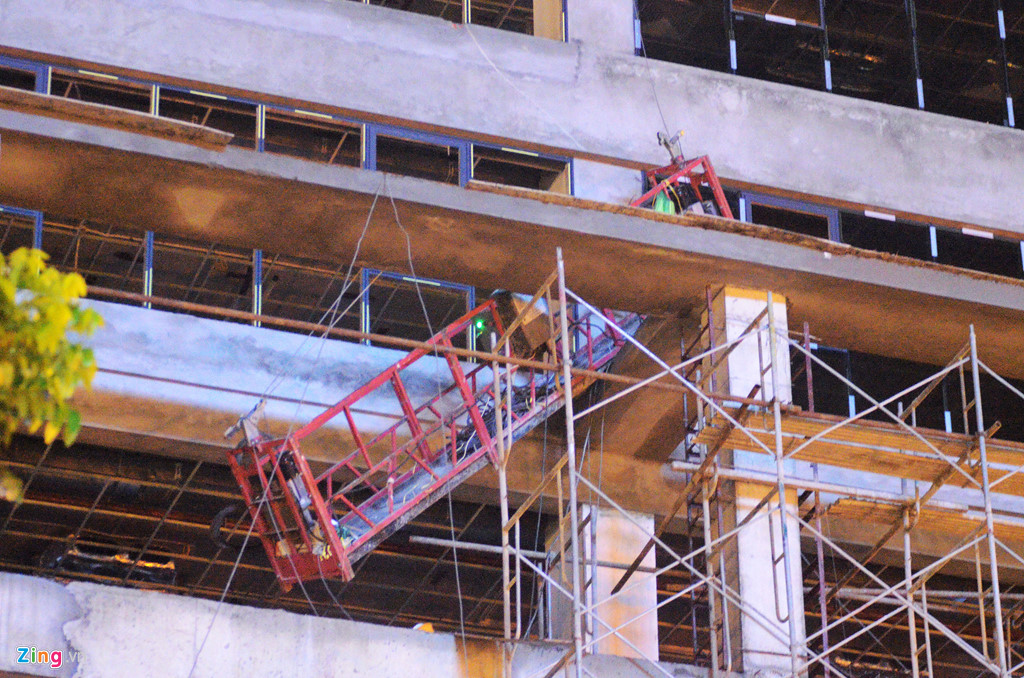 Hiện trường vụ khung sắt công trình rơi đè chết cô gái đi đường