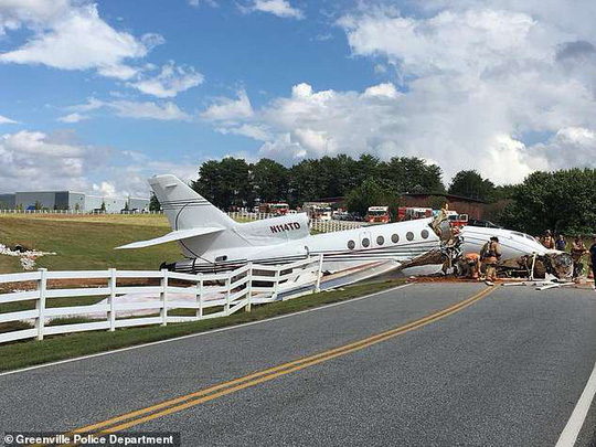 Trượt đường băng, máy bay gãy đôi, cả 2 phi công thiệt mạng