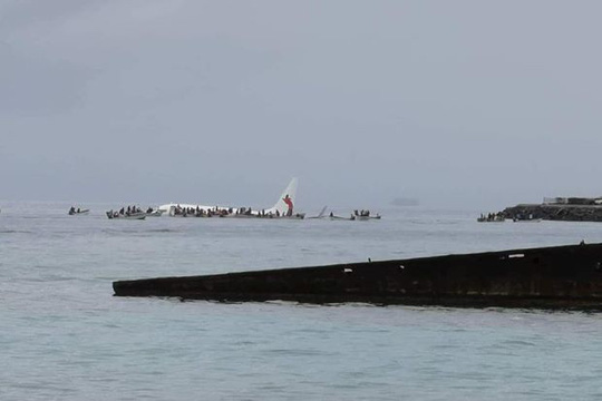 Máy bay rơi xuống biển, tàu cao tốc ùa ra cứu toàn bộ khách