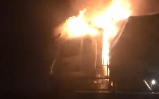 Sau tiếng nổ lớn, xe tải bốc cháy dữ dội trên Quốc lộ 1