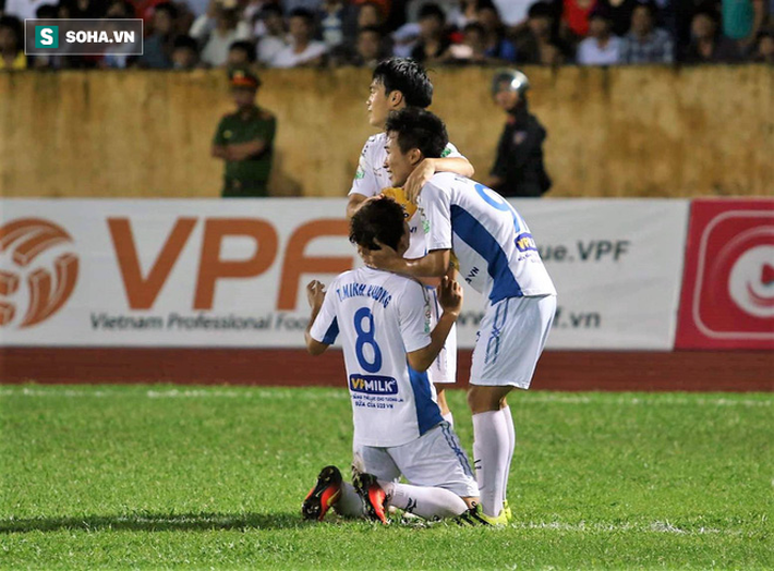 Sau pha bỏ lỡ khó tin, Công Phượng tỏa sáng kịp thời để ghi điểm với thầy Park