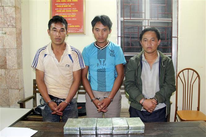 Bắt quả tang 3 đối tượng vận chuyển 10 bánh heroin