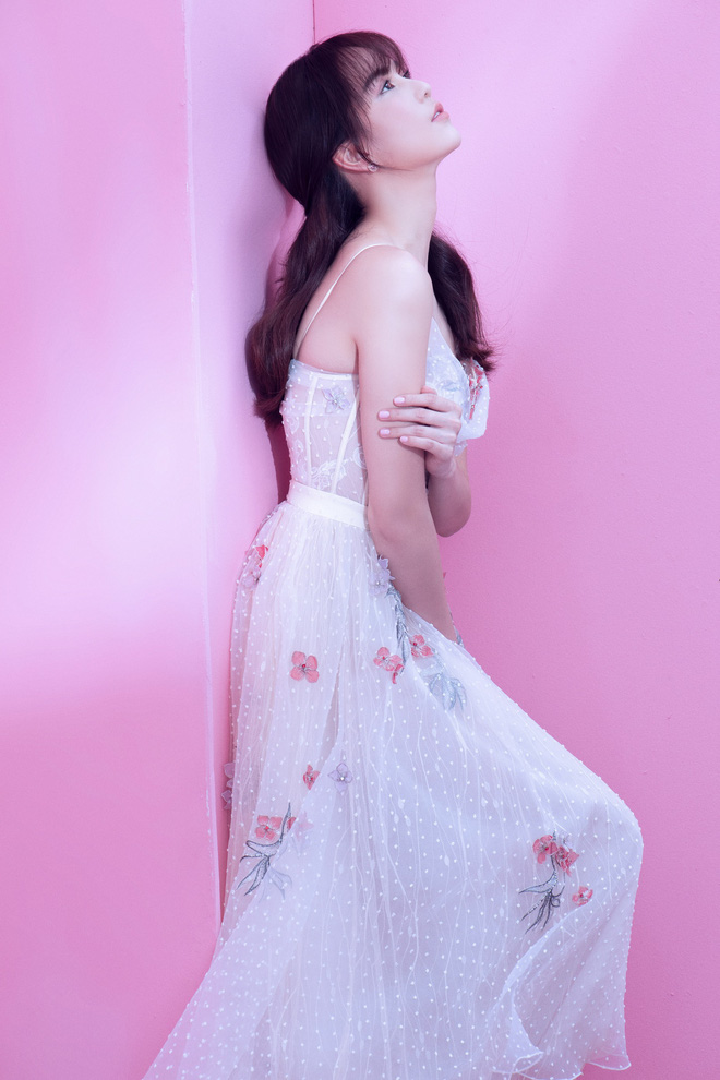 Ngọc Trinh triệt để khoe chân thon dài khi bước sang tuổi 29