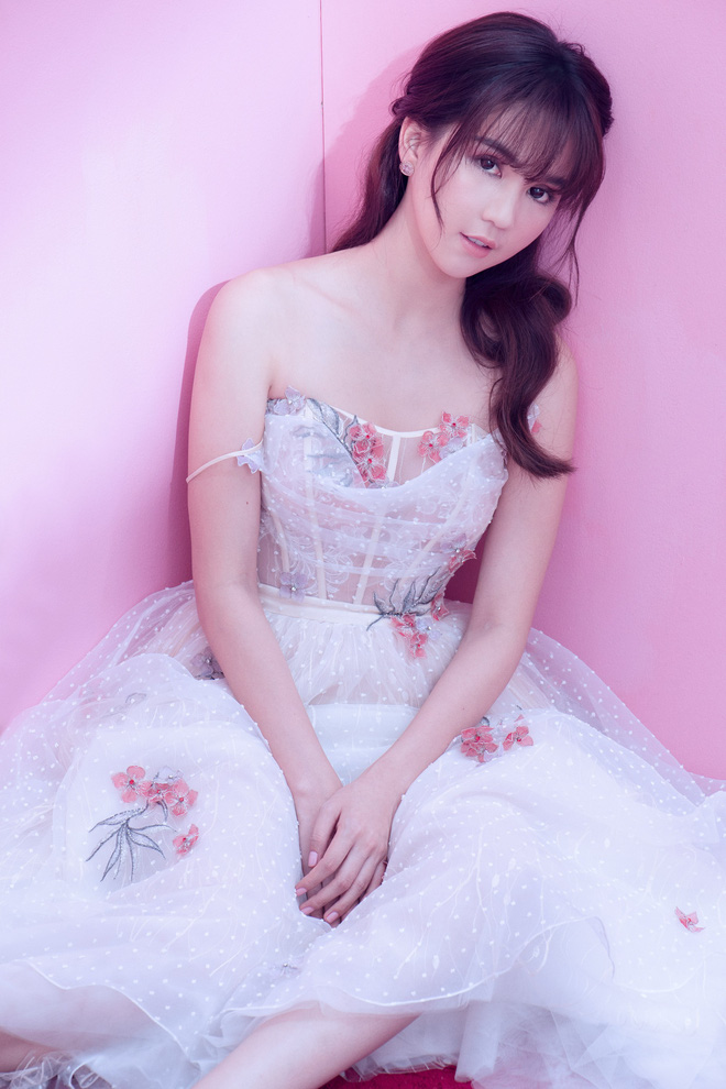 Ngọc Trinh triệt để khoe chân thon dài khi bước sang tuổi 29