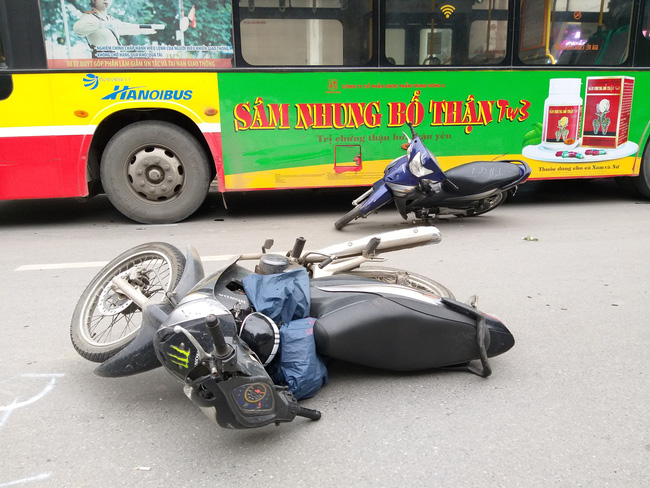 Hà Nội: Xế hộp đâm hàng loạt xe máy trên phố Tôn Đức Thắng, ít nhất 2 phụ nữ nhập viện