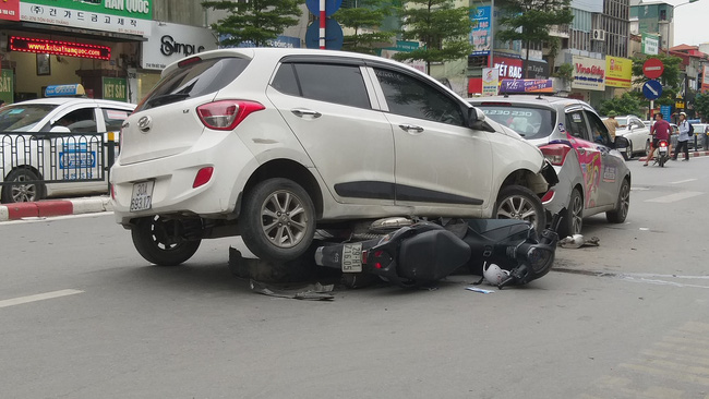 Hà Nội: Xế hộp đâm hàng loạt xe máy trên phố Tôn Đức Thắng, ít nhất 2 phụ nữ nhập viện