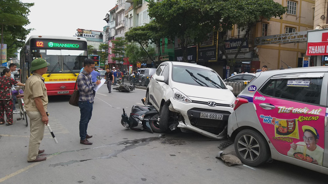 Hà Nội: Xế hộp đâm hàng loạt xe máy trên phố Tôn Đức Thắng, ít nhất 2 phụ nữ nhập viện