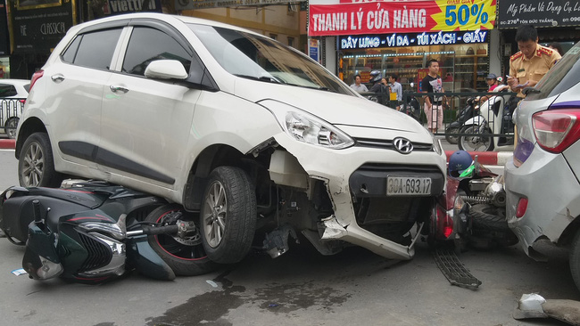 Hà Nội: Xế hộp đâm hàng loạt xe máy trên phố Tôn Đức Thắng, ít nhất 2 phụ nữ nhập viện