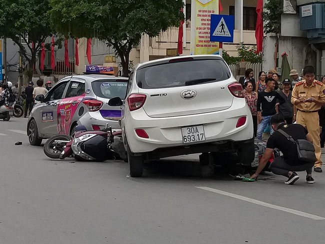 Hà Nội: Xế hộp đâm hàng loạt xe máy trên phố Tôn Đức Thắng, ít nhất 2 phụ nữ nhập viện