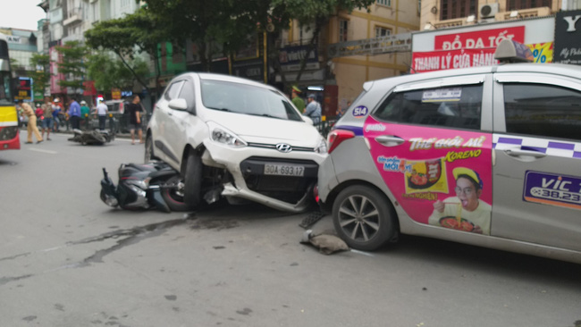 Lời kể của tài xế taxi bị xế hộp đâm trong vụ tai nạn liên hoàn trên đường Tôn Đức Thắng khiến nhiều người nhập viện