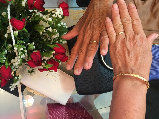 Khoảnh khắc lãng mạn đầy ngưỡng mộ của đôi vợ chồng già kết hôn 41 năm vẫn tình cảm như buổi ban đầu