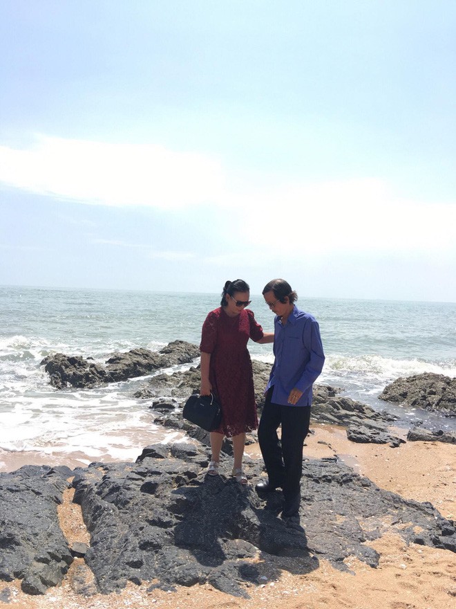 Khoảnh khắc lãng mạn đầy ngưỡng mộ của đôi vợ chồng già kết hôn 41 năm vẫn tình cảm như buổi ban đầu