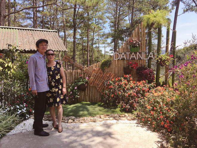 Khoảnh khắc lãng mạn đầy ngưỡng mộ của đôi vợ chồng già kết hôn 41 năm vẫn tình cảm như buổi ban đầu