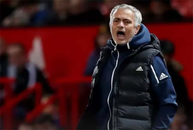 MU họp khẩn về Pogba: Siêu cò lấy Barca ra dọa đòi đuổi Mourinho