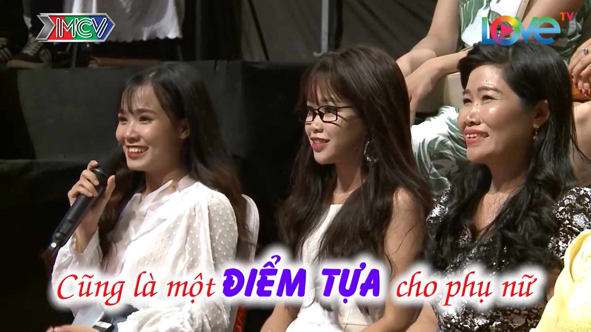 2 cô em gái chiếm spotlight của bà chị đi kiếm người yêu trên Bạn muốn hẹn hò