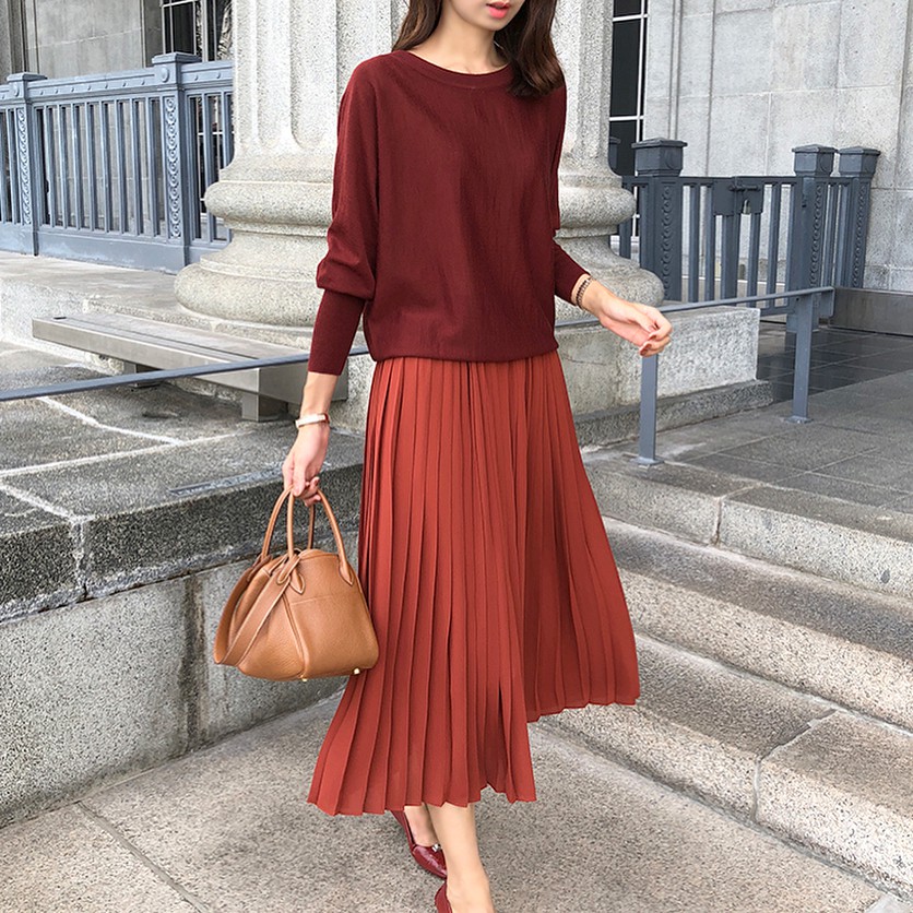 Chân váy xếp ly vừa thoải mái lại dễ giấu nhược điểm, chẳng trách mà các nàng muốn sắm vài ba cái cho tủ đồ mùa lạnh Chân váy xếp ly vừa thoải mái lại dễ giấu nhược điểm, chẳng trách mà các nàng muốn sắm vài ba cái cho tủ đồ mùa lạnh