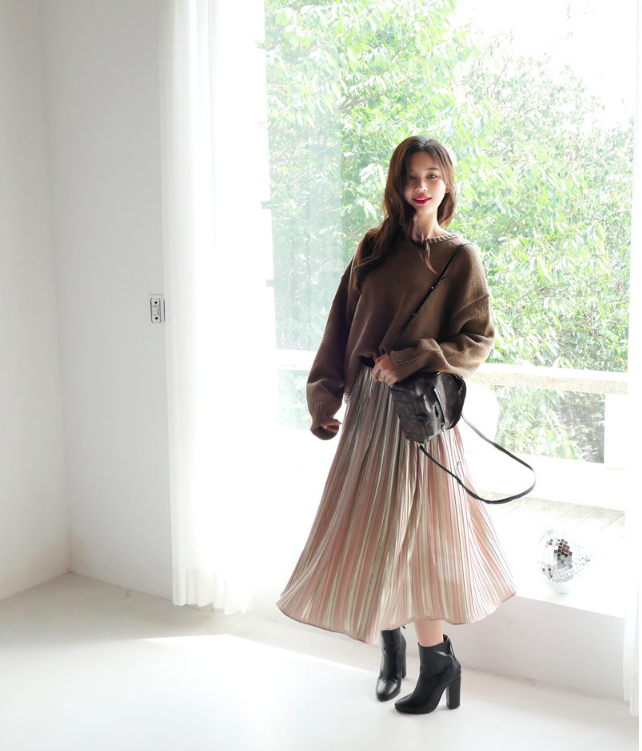 Chân váy xếp ly vừa thoải mái lại dễ giấu nhược điểm, chẳng trách mà các nàng muốn sắm vài ba cái cho tủ đồ mùa lạnh Chân váy xếp ly vừa thoải mái lại dễ giấu nhược điểm, chẳng trách mà các nàng muốn sắm vài ba cái cho tủ đồ mùa lạnh