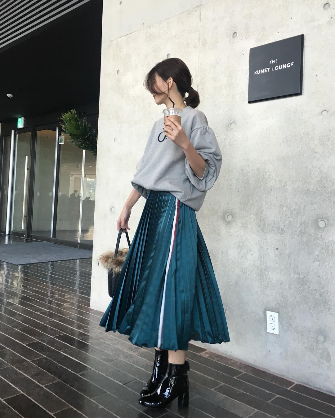 Chân váy xếp ly vừa thoải mái lại dễ giấu nhược điểm, chẳng trách mà các nàng muốn sắm vài ba cái cho tủ đồ mùa lạnh Chân váy xếp ly vừa thoải mái lại dễ giấu nhược điểm, chẳng trách mà các nàng muốn sắm vài ba cái cho tủ đồ mùa lạnh