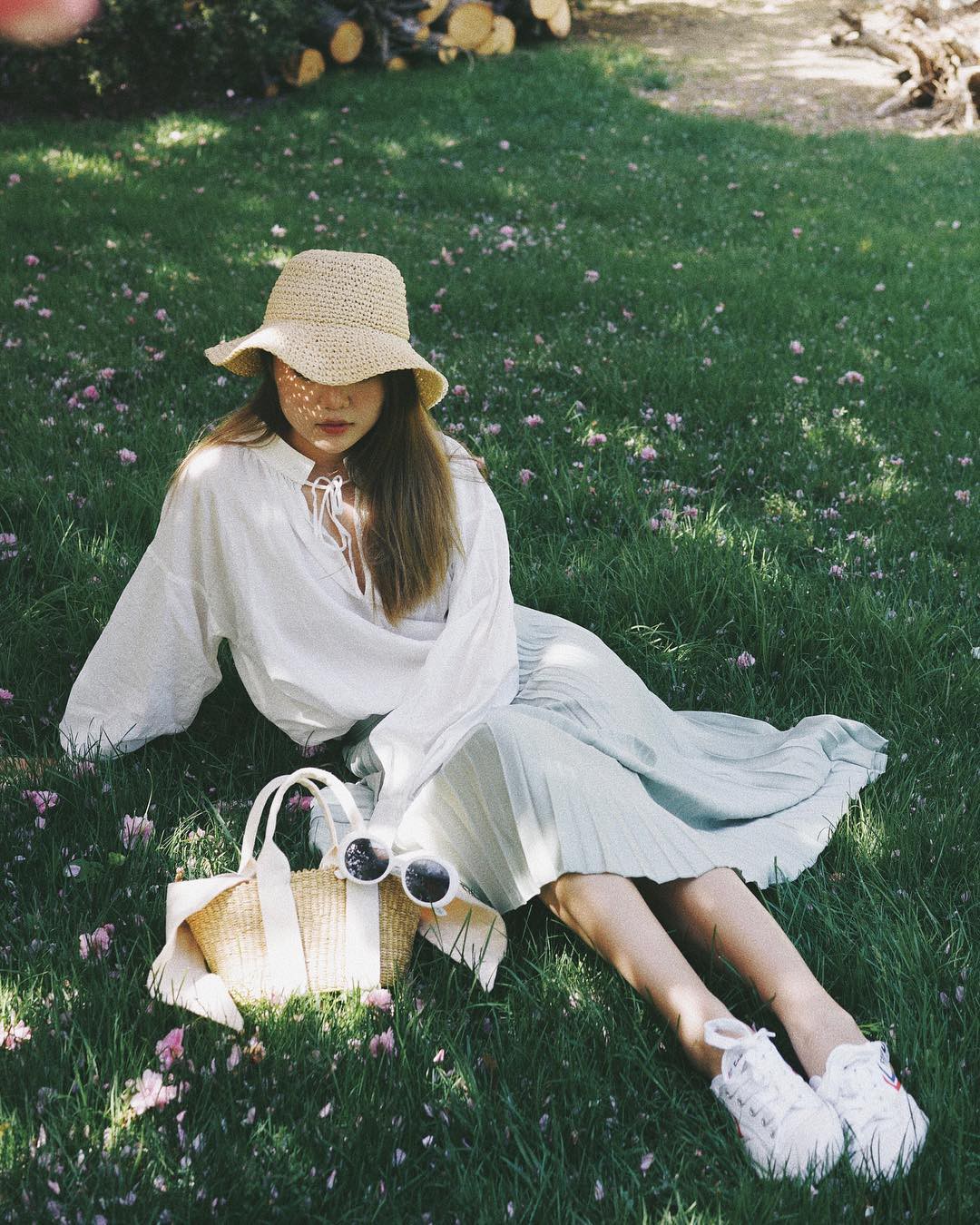 Chân váy xếp ly vừa thoải mái lại dễ giấu nhược điểm, chẳng trách mà các nàng muốn sắm vài ba cái cho tủ đồ mùa lạnh Chân váy xếp ly vừa thoải mái lại dễ giấu nhược điểm, chẳng trách mà các nàng muốn sắm vài ba cái cho tủ đồ mùa lạnh