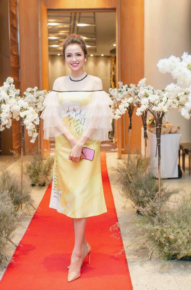 Hoa hậu Diễm Hương bị tố kém sang khi mượn đồ của nhà thiết kế