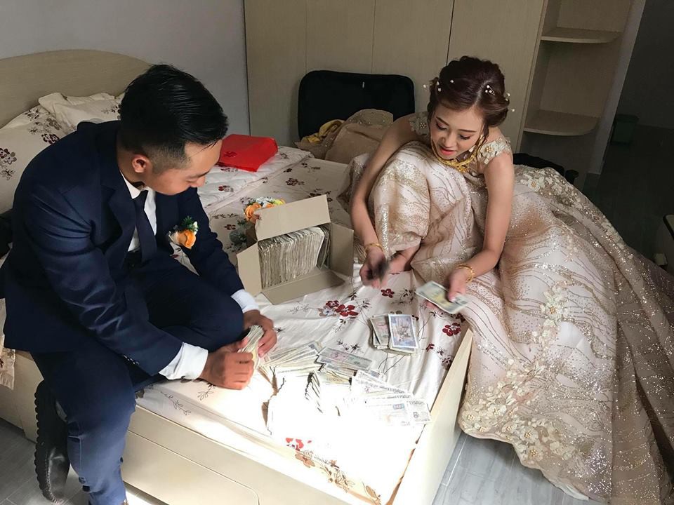 Đám bạn thân mừng cưới toàn tiền lẻ, cư dân mạng hiến kế để cô dâu chú rể không phí cả đêm tân hôn