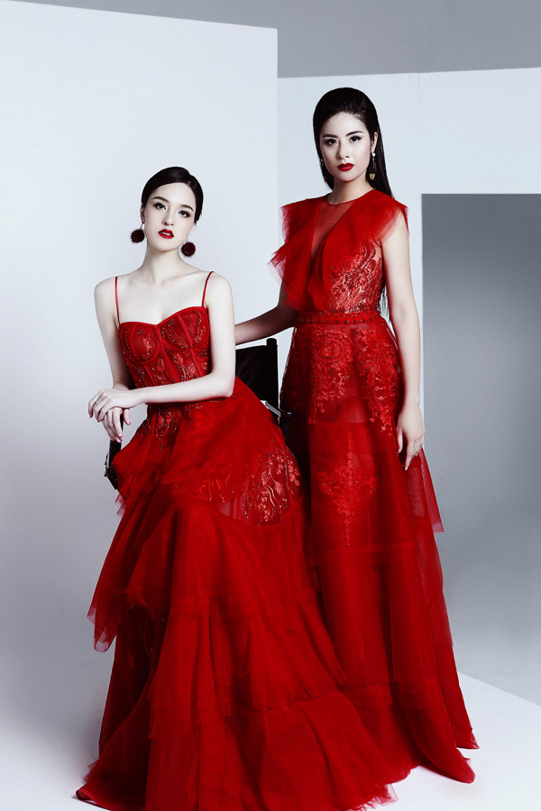 Ngọc Hân, Hoàng Anh khoe chân dài với váy xẻ cao