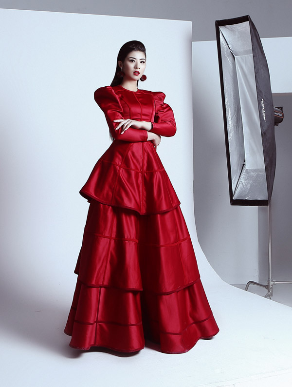 Ngọc Hân, Hoàng Anh khoe chân dài với váy xẻ cao