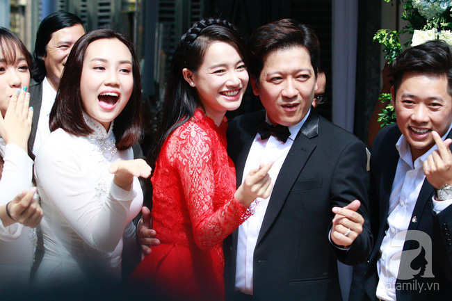 Mất công che chắn bao lâu, chiếc áo dài cưới khiến Nhã Phương lộ bụng lùm lùm