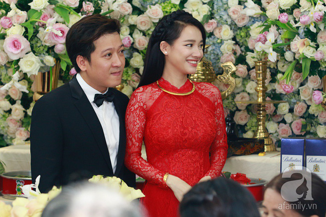 Mất công che chắn bao lâu, chiếc áo dài cưới khiến Nhã Phương lộ bụng lùm lùm