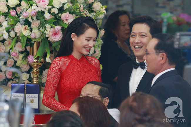 Mất công che chắn bao lâu, chiếc áo dài cưới khiến Nhã Phương lộ bụng lùm lùm