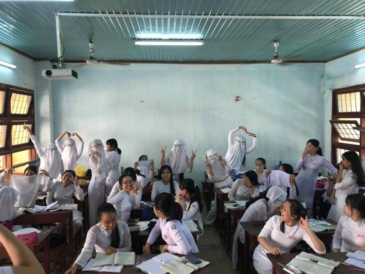 Teen Quảng Ngãi hóa pho tượng sống bằng cách vắt tà áo dài lên đầu, kính vẫn đeo trên mắt