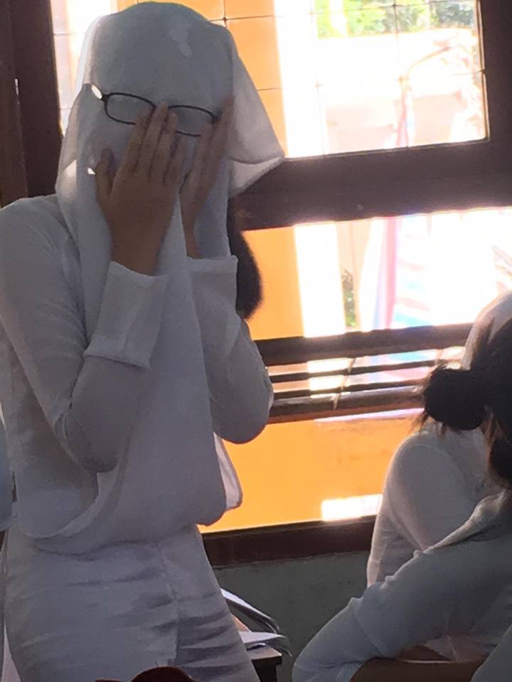 Teen Quảng Ngãi hóa pho tượng sống bằng cách vắt tà áo dài lên đầu, kính vẫn đeo trên mắt