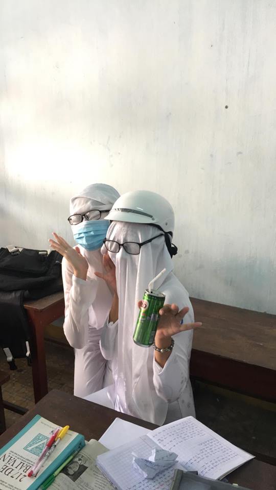 Teen Quảng Ngãi hóa pho tượng sống bằng cách vắt tà áo dài lên đầu, kính vẫn đeo trên mắt