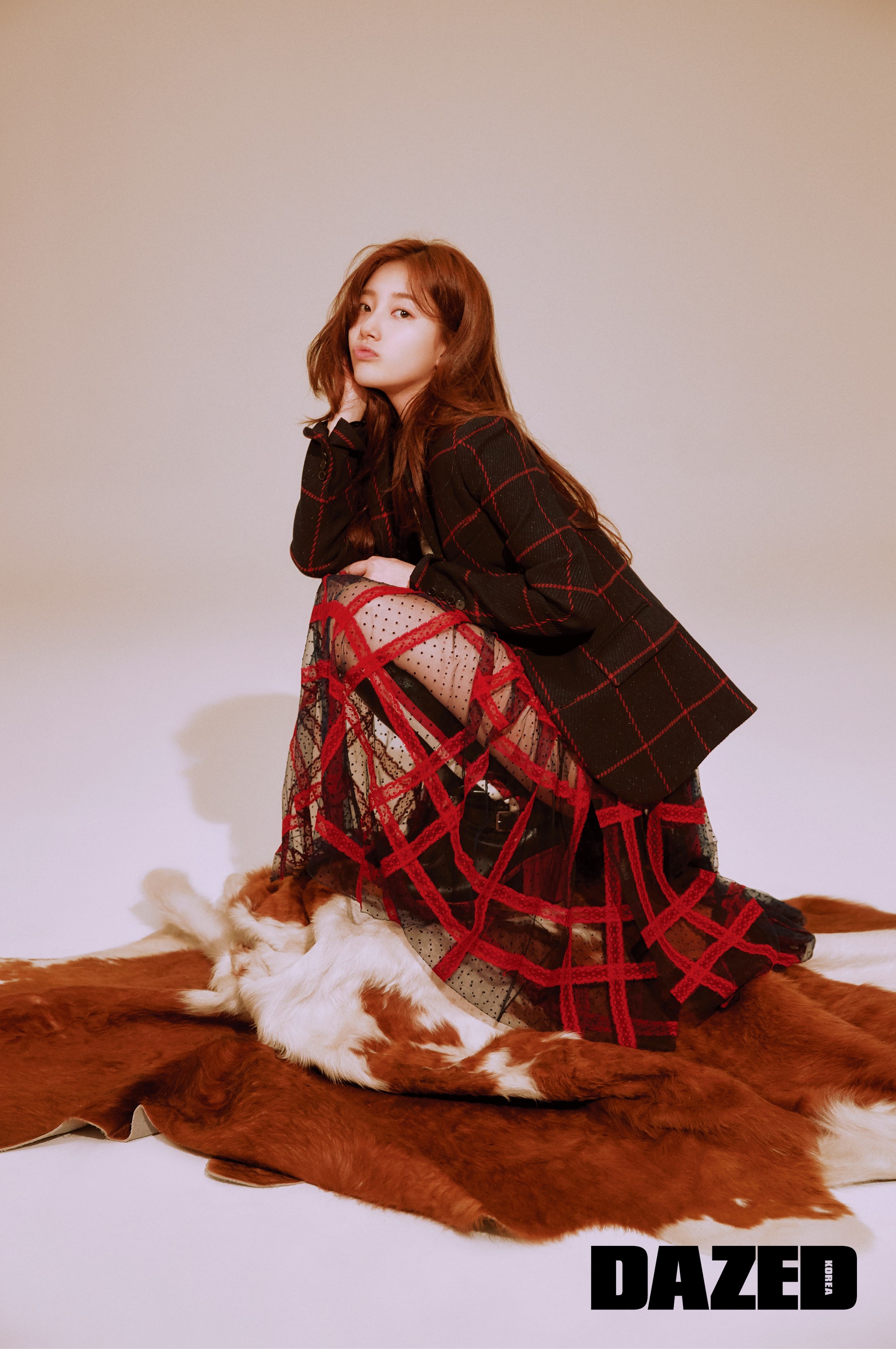 Diện nguyên set đồ cho người mẫu: Suzy, Lâm Tâm Như đẹp lung linh, Triệu Lệ Dĩnh lại khó phân định