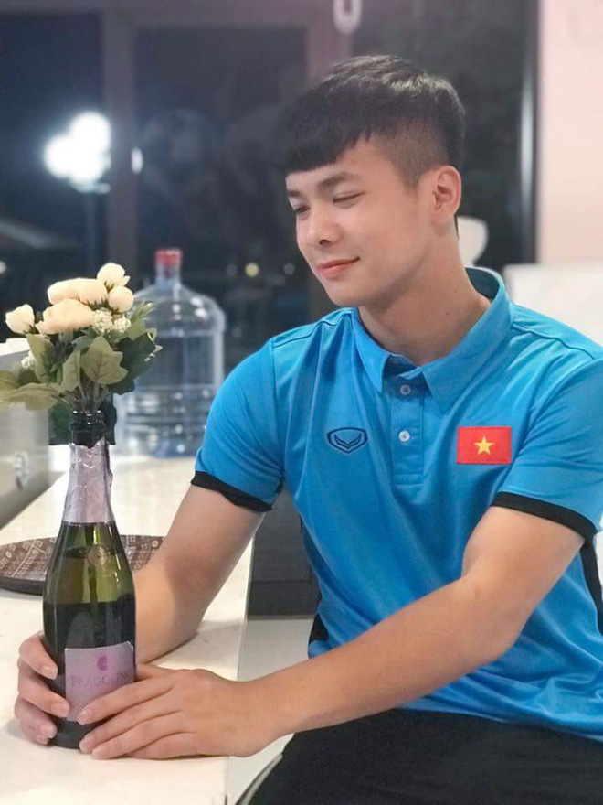 Chàng thủ môn của U19 Việt Nam điển trai, tài năng không kém Bùi Tiến Dũng