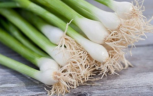 Tràn lan trên MXH thông tin xịt thuốc tạo màu vào hành lá khiến người tiêu dùng khiếp sợ: Chuyên gia chỉ ra thực hư của việc này