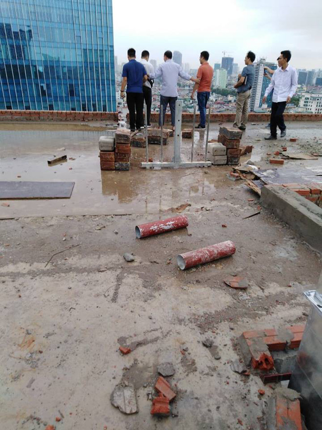 Cận cảnh nơi cần trục rơi xuống đường Lê Văn Lương khiến mẹ đơn thân tử vong