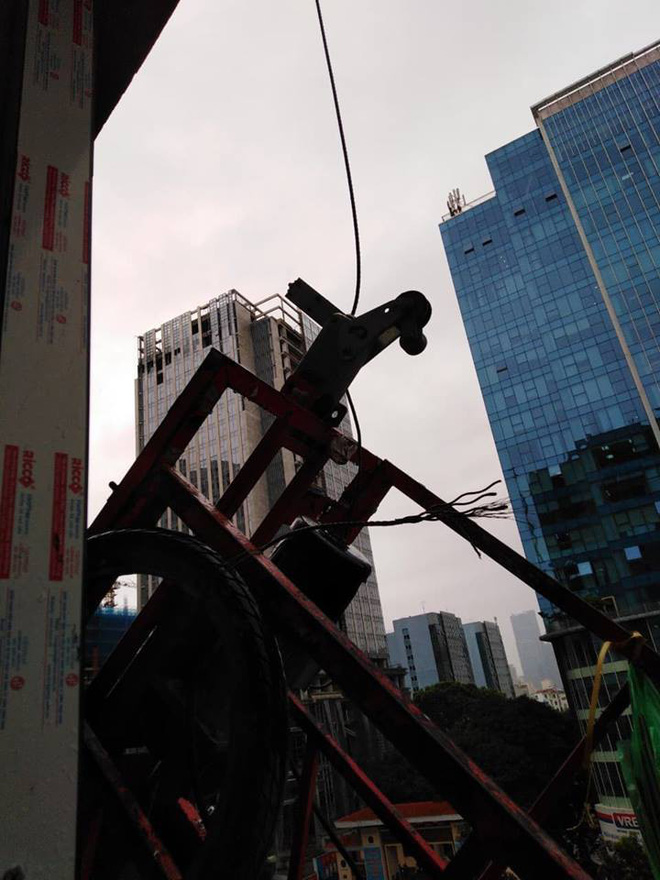 Cận cảnh nơi cần trục rơi xuống đường Lê Văn Lương khiến mẹ đơn thân tử vong