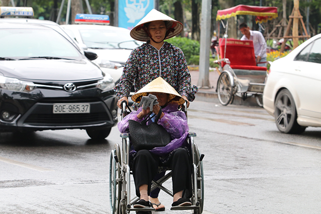 Người Hà Nội đón đợt gió mùa Đông Bắc đầu tiên trong năm 2018