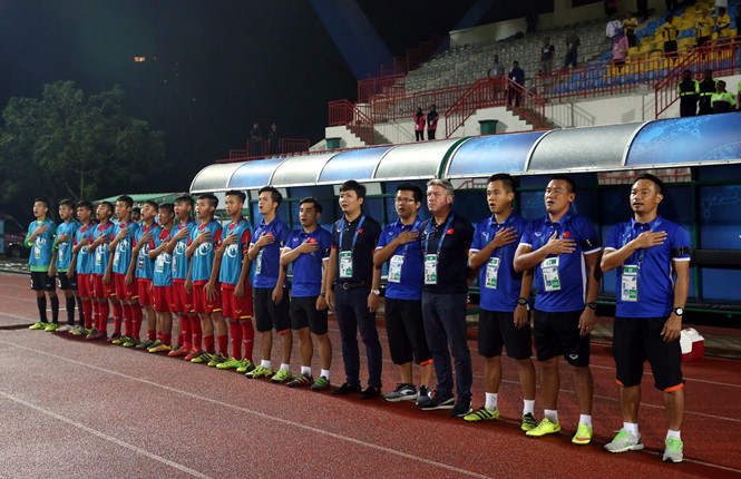 Cầu thủ U.16 VN dọa xử trợ lý HLV ?