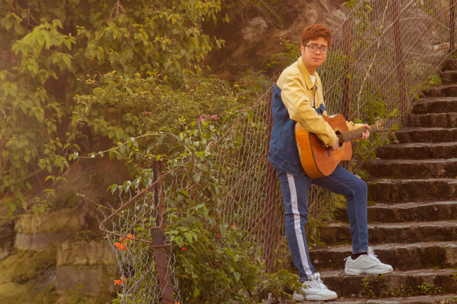 Bùi Anh Tuấn ngâm mình nhiều giờ trong nước dưới thời tiết 17 độ C để thực hiện MV mới 