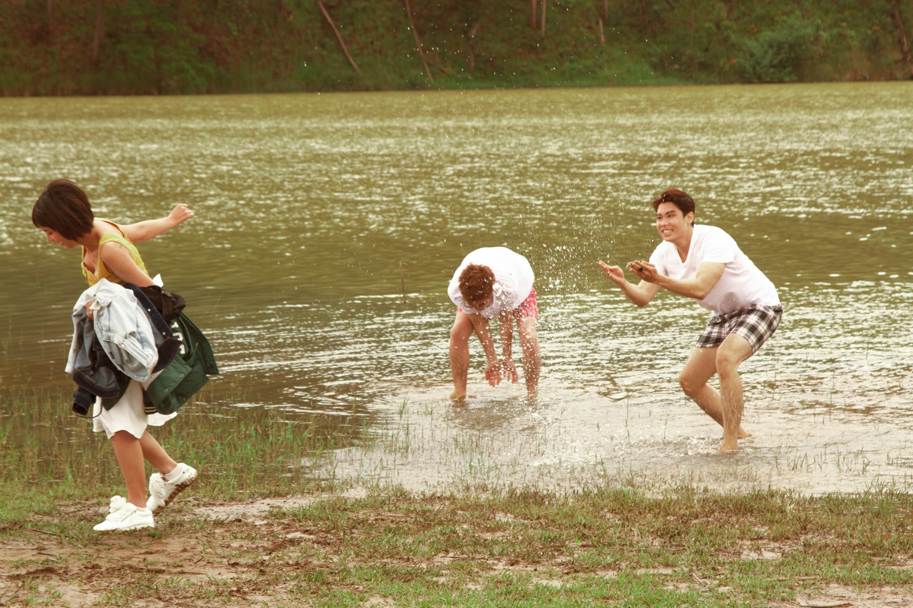 Bùi Anh Tuấn ngâm mình nhiều giờ trong nước dưới thời tiết 17 độ C để thực hiện MV mới 