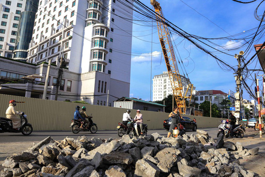 Rùng mình đi qua những công trình xây dựng khắp Hà Nội