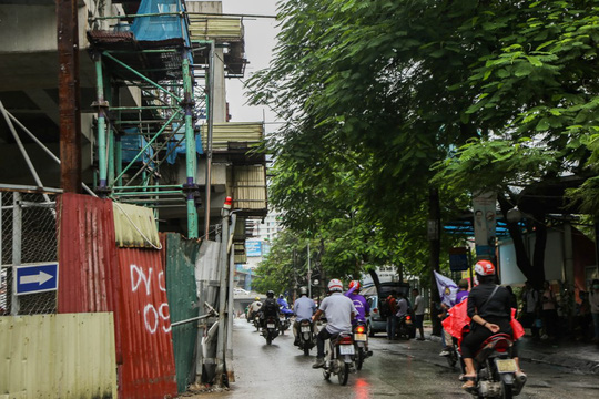 Rùng mình đi qua những công trình xây dựng khắp Hà Nội