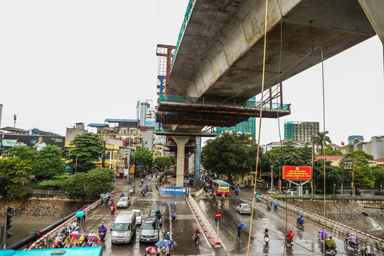 Rùng mình đi qua những công trình xây dựng khắp Hà Nội