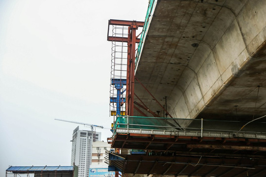 Rùng mình đi qua những công trình xây dựng khắp Hà Nội