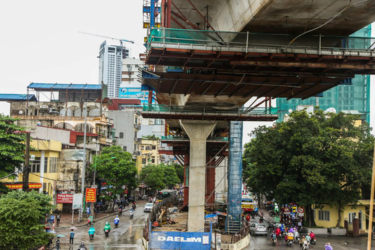 Rùng mình đi qua những công trình xây dựng khắp Hà Nội