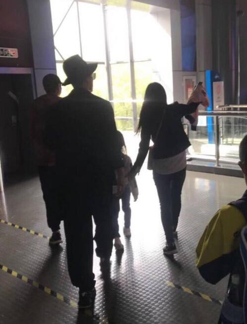 Rò rỉ hình ảnh Giả Nãi Lượng đưa con gái đi xem phim với một người phụ nữ lạ mặt