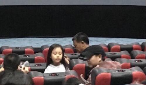 Rò rỉ hình ảnh Giả Nãi Lượng đưa con gái đi xem phim với một người phụ nữ lạ mặt